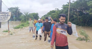 ব্রাহ্মণবাড়িয়ার আখাউড়ায় বন্যাকবলিতদের পাশে দাঁড়িয়েছে বৈষম্যবিরোধী ছাত্র আন্দোলনের শিক্ষার্থীরা। স্থানীয় প্রশাসনের ন্যায় শিক্ষার্থীরাও বন্যার্তদের বাড়িতে গিয়ে খাবার ও বিশুদ্ধ পানি সরবরাহ করছে।