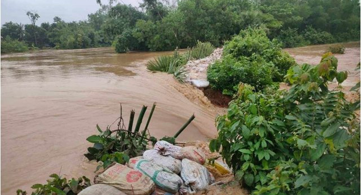 ভেঙে গেল হালদা ও গোমতীর বাঁধ, বন্যা পরিস্থিতির অবনতির শঙ্কা অবশেষে সব শঙ্কাকে সত্যি হলো, তীব্র পানির স্রোতে ভেঙে গেছে কুমিল্লার গোমতী নদীর বাঁধ ও চট্টগ্রামের হাটহাজারী অংশে হালদার বাঁধ। এতে ওইসব এলাকায় বন্যা পরিস্থিতির অবনতি হয়েছে।  লোকালয়ে হু হু করে প্রবেশ করছে পানির প্রবাহ।