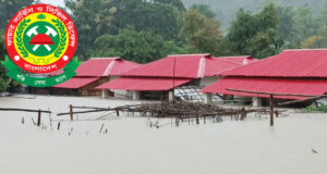 বন্যাদুর্গত এলাকায় উদ্ধারকাজ করছে ফায়ার সার্ভিস ও সিভিল ডিফেন্স। নিয়মিত কর্মীদের সঙ্গে রয়েছেন স্থানীয় ভলান্টিয়াররাও। গতকাল থেকে আজ বিকেল ৫টা পর্যন্ত দুর্গত এলাকার বিভিন্ন স্থানে আটকে পড়া ২৬০ জন নারী-পুরুষ ও শিশুকে উদ্ধার করে নিরাপদ আশ্রয়ে স্থানান্তর করেছে ফায়ার সার্ভিস।