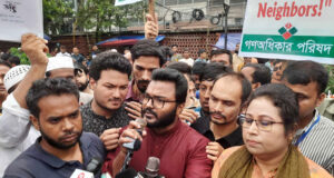 ভারতের ত্রিপুরায় বাঁধ খুলে দেওয়ার কারণে বাংলাদেশের সৃষ্ট বন্যার প্রতিবাদ জানিয়েছে গণঅধিকার পরিষদ ও শিক্ষার্থীরা। এরই পরিপ্রেক্ষিতে মার্চ টু ইন্ডিয়ান হাইকমিশন পালন করে সংগঠনটির নেতাকর্মীরা।