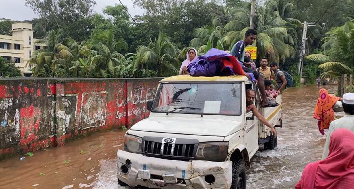 বসতঘর তলিয়ে মাথা গোঁজার ঠাঁই হারিয়েছেন অনেকেই। বাধ্য হয়ে দিনের আলো থাকতেই ট্রাকে করে নিরাপদ আশ্রয়ে যাচ্ছেন নোয়াখালীর বানভাসি মানুষ। বৃহস্পতিবার (২২ আগস্ট) বিকেলে জেলার বিভিন্ন স্থান ঘুরে দেখা গেছে এমন দৃশ্য।