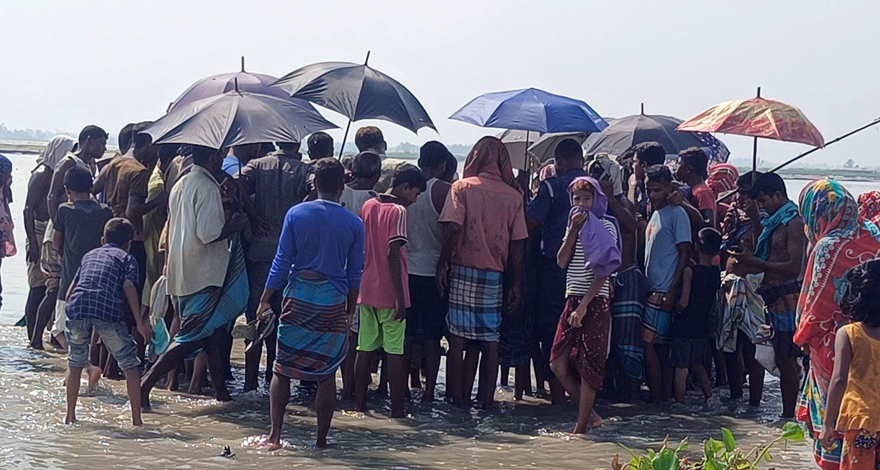 লালমনিরহাটের আদিতমারী উপজেলার তিস্তা নদী চরে আটকে ছিল মেহেদি রাঙানো হাত পেছনে বাঁধা এক অজ্ঞাত তরুণীর (৩০) মরদেহ।