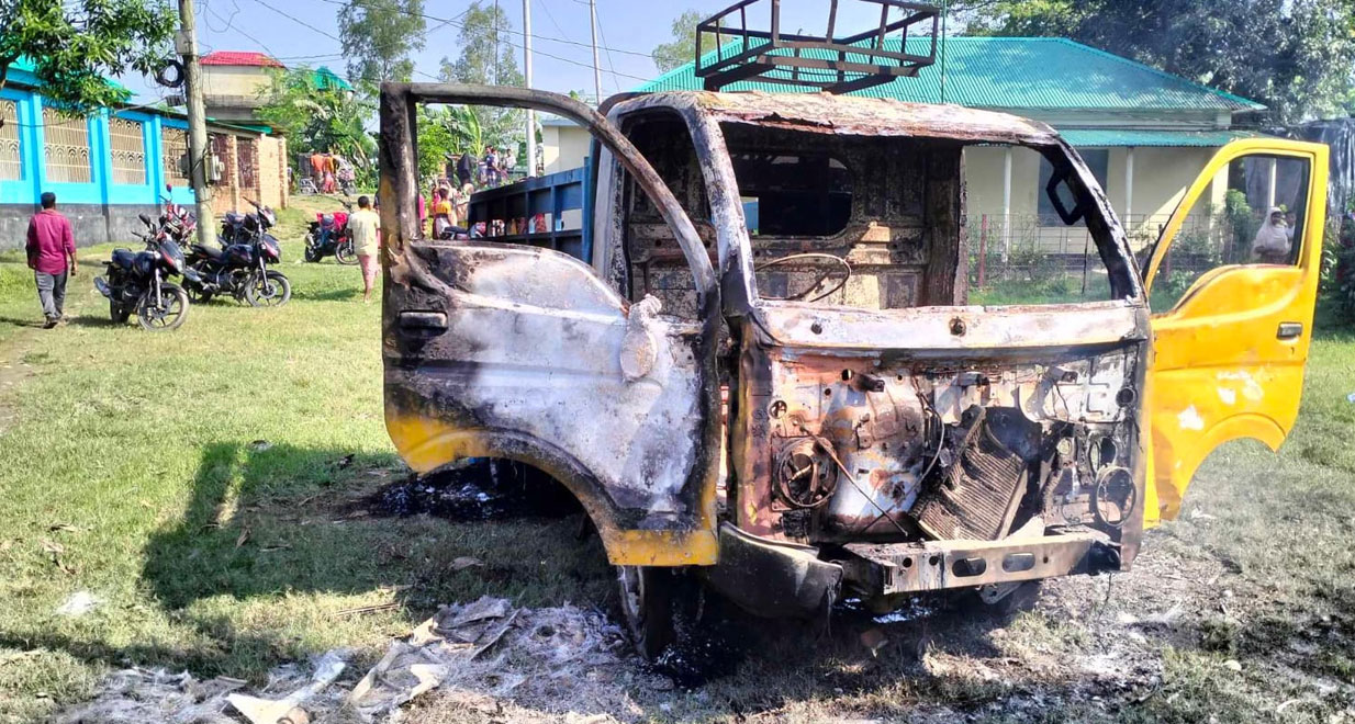 বগুড়ার শেরপুরে গরু চোর সন্দেহে গণপিটুনিতে আছির প্রামানিক (৪০) নামে এক ব্যক্তি নিহত হয়েছেন। এ ঘটনায় গরু চুরিতে ব্যবহৃত পিকআপ ভ্যান আগুনে পুড়িয়ে দিয়েছে গ্রামবাসী।