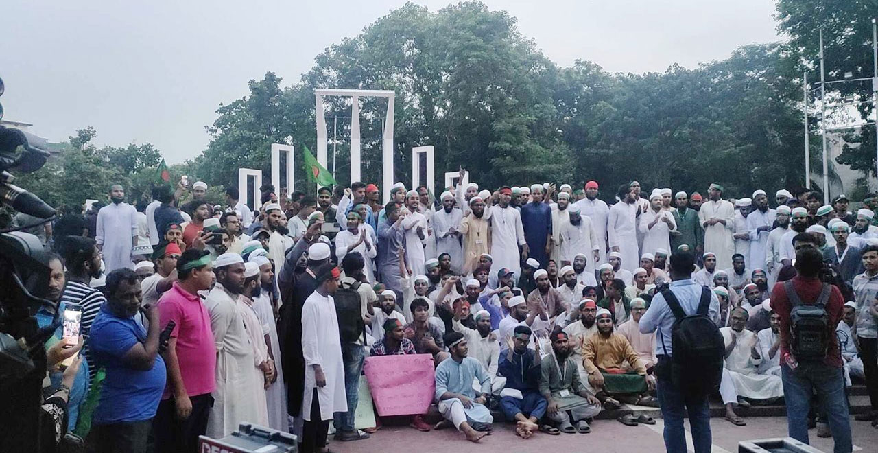 হাজারো ছাত্র-জনতার অংশগ্রহণে বৃহস্পতিবার অনুষ্ঠিত হয়েছে শহীদি মার্চ পদযাত্রা। সেখানে অংশ নিয়েছেন ঢাকার বিভিন্ন মাদ্রাসার শিক্ষার্থীরাও। ছাত্র-জনতার সঙ্গে হাজারো মাদ্রাসা শিক্ষার্থীর অংশগ্রহণে পূর্ণ হয়ে ওঠে কেন্দ্রীয় শহীদ মিনার এলাকা।