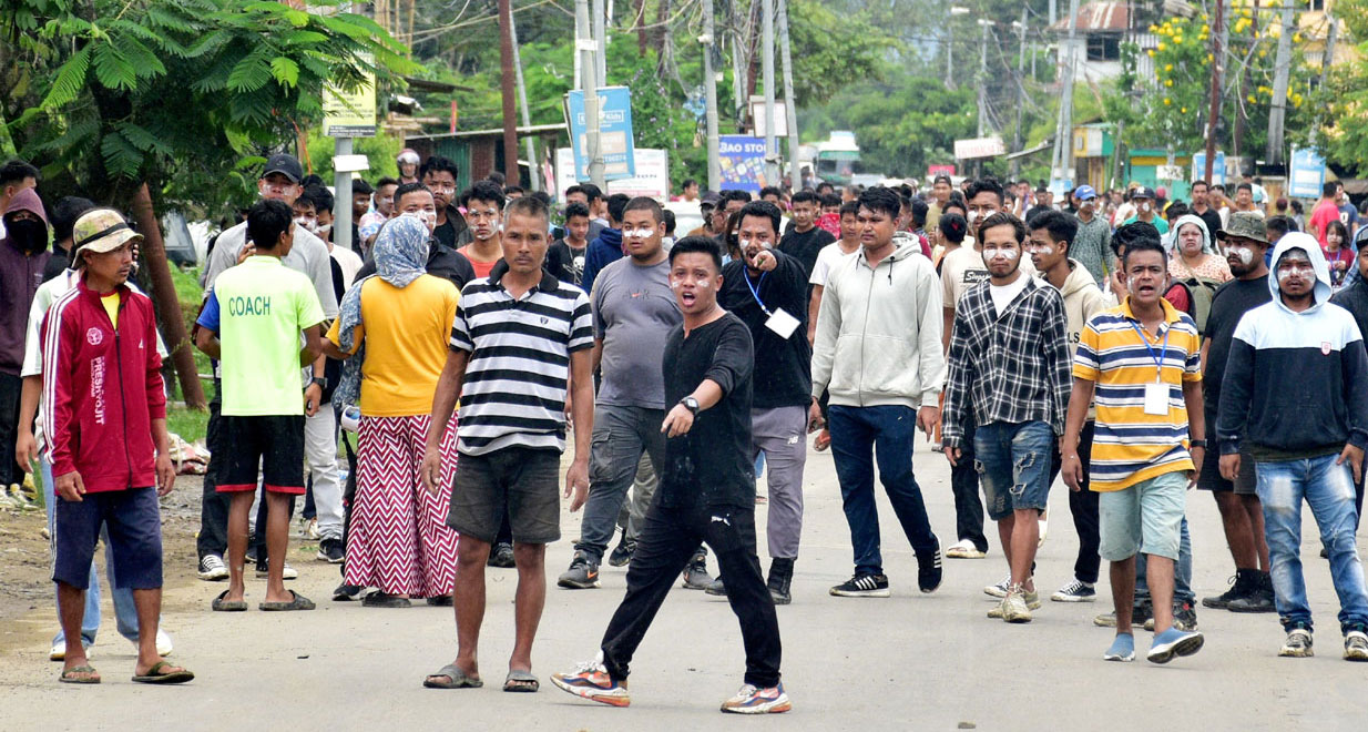 রাজধানী ‍ইম্ফলে গভর্নরের কার্যালয়ের সামনে শিক্ষার্থী ও পুলিশের মধ্যে বড় ধরনের সংঘাতের পর ৫ দিনের জন্য ইন্টারনেট বন্ধ ঘোষণা করেছে ভারতের উত্তরপূর্বাঞ্চলীয় মণিপুরের রাজ্য সরকার।