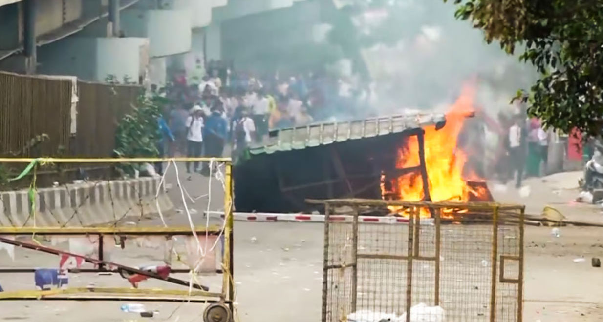 ভারতের উত্তর-পূর্বাঞ্চলীয় মণিপুর রাজ্যে সহিংসতা যেন কমছেই না। রাজ্যটিতে আন্দোলনরত শিক্ষার্থীদের সঙ্গে পুলিশের সংঘর্ষের ঘটনা ঘটেছে এবং এতে প্রায় ১০০ জন বিক্ষোভকারী শিক্ষার্থী আহত হয়েছেন।