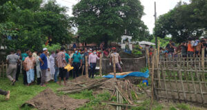 বৈষম্যবিরোধী ছাত্র আন্দোলনে গুলিবিদ্ধ হয়ে নিহত স্বর্ণশ্রমিক মুসলিম উদ্দিন মিলনের মরদেহ দাফনের ৫৮ দিন পর উত্তোলন করা হয়েছে