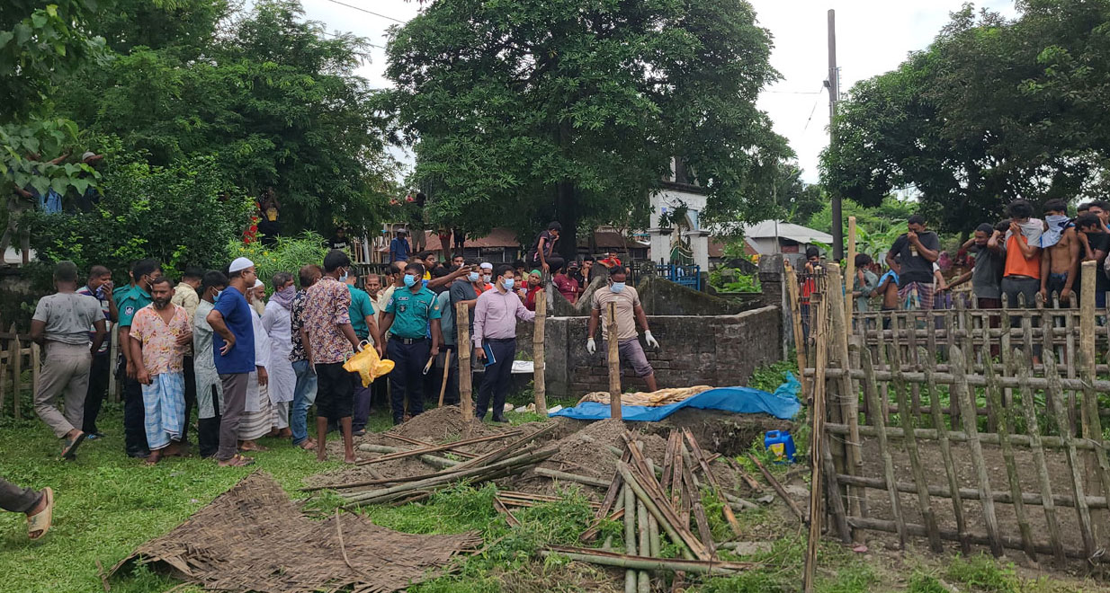 বৈষম্যবিরোধী ছাত্র আন্দোলনে গুলিবিদ্ধ হয়ে নিহত স্বর্ণশ্রমিক মুসলিম উদ্দিন মিলনের মরদেহ দাফনের ৫৮ দিন পর উত্তোলন করা হয়েছে