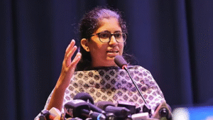 তিনি বলেন, আমার তখন মনে হয়েছিল, বৈষম্যবিরোধী ছাত্র আন্দোলন প্ল্যাটফর্মটার আর দরকারটা কী, এখন তো সবাইকে অ্যাকোমোডেট করা নিয়ে ভাবা উচিত৷ আমার চিন্তা ছিল এই প্ল্যাটফর্মটাকে আরও ব্রড ও ডিসেন্ট্রালাইজ করে ফেলা উচিত৷ আমি মনে করি না, এটি ভুল চিন্তা ছিল৷ এই প্ল্যাটফর্মটা ওই সময় থেকে যাওয়ার অনেকগুলো ডিমেরিটস আমরা এখনো ভোগ করছি৷ কিন্তু এ কথাটা ওই সময় বলে অনেক মানুষকে আমি শত্রু বানিয়ে ফেলেছি৷ উমামা জুলাই আন্দোলনের সময় ছাত্র ফেডারেশনের ঢাকা বিশ্ববিদ্যালয় শাখার সদস্যসচিব ছিলেন। পরে ছাত্র ফেডারেশন থেকে পদত্যাগ করেন এবং গত বছরের অক্টোবরে বৈষম্যবিরোধী ছাত্র আন্দোলনের মুখপাত্রের দায়িত্ব নেন। গত ২৭ জুন তিনি প্ল্যাটফর্মটি থেকে নিজেকে সরিয়ে নেওয়ার কথা জানান।