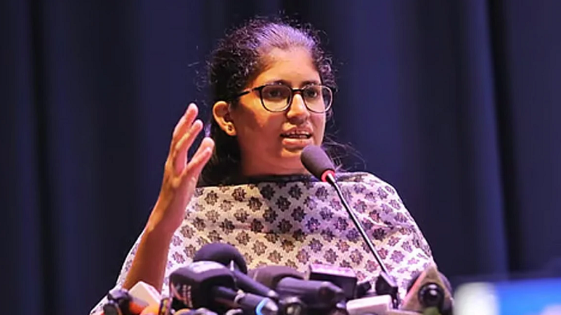 তিনি বলেন, আমার তখন মনে হয়েছিল, বৈষম্যবিরোধী ছাত্র আন্দোলন প্ল্যাটফর্মটার আর দরকারটা কী, এখন তো সবাইকে অ্যাকোমোডেট করা নিয়ে ভাবা উচিত৷ আমার চিন্তা ছিল এই প্ল্যাটফর্মটাকে আরও ব্রড ও ডিসেন্ট্রালাইজ করে ফেলা উচিত৷ আমি মনে করি না, এটি ভুল চিন্তা ছিল৷ এই প্ল্যাটফর্মটা ওই সময় থেকে যাওয়ার অনেকগুলো ডিমেরিটস আমরা এখনো ভোগ করছি৷ কিন্তু এ কথাটা ওই সময় বলে অনেক মানুষকে আমি শত্রু বানিয়ে ফেলেছি৷ উমামা জুলাই আন্দোলনের সময় ছাত্র ফেডারেশনের ঢাকা বিশ্ববিদ্যালয় শাখার সদস্যসচিব ছিলেন। পরে ছাত্র ফেডারেশন থেকে পদত্যাগ করেন এবং গত বছরের অক্টোবরে বৈষম্যবিরোধী ছাত্র আন্দোলনের মুখপাত্রের দায়িত্ব নেন। গত ২৭ জুন তিনি প্ল্যাটফর্মটি থেকে নিজেকে সরিয়ে নেওয়ার কথা জানান।